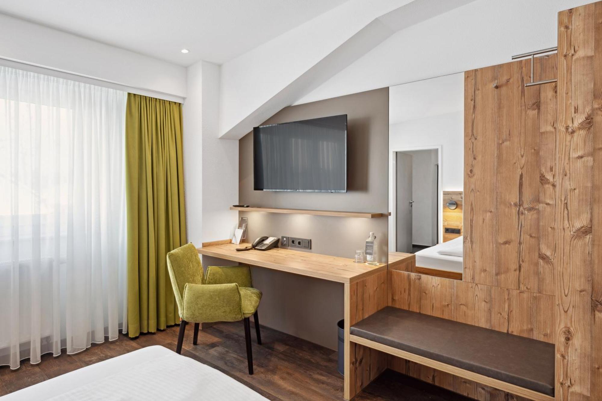 Hotel Zeppelin Лаупхайм Екстериор снимка