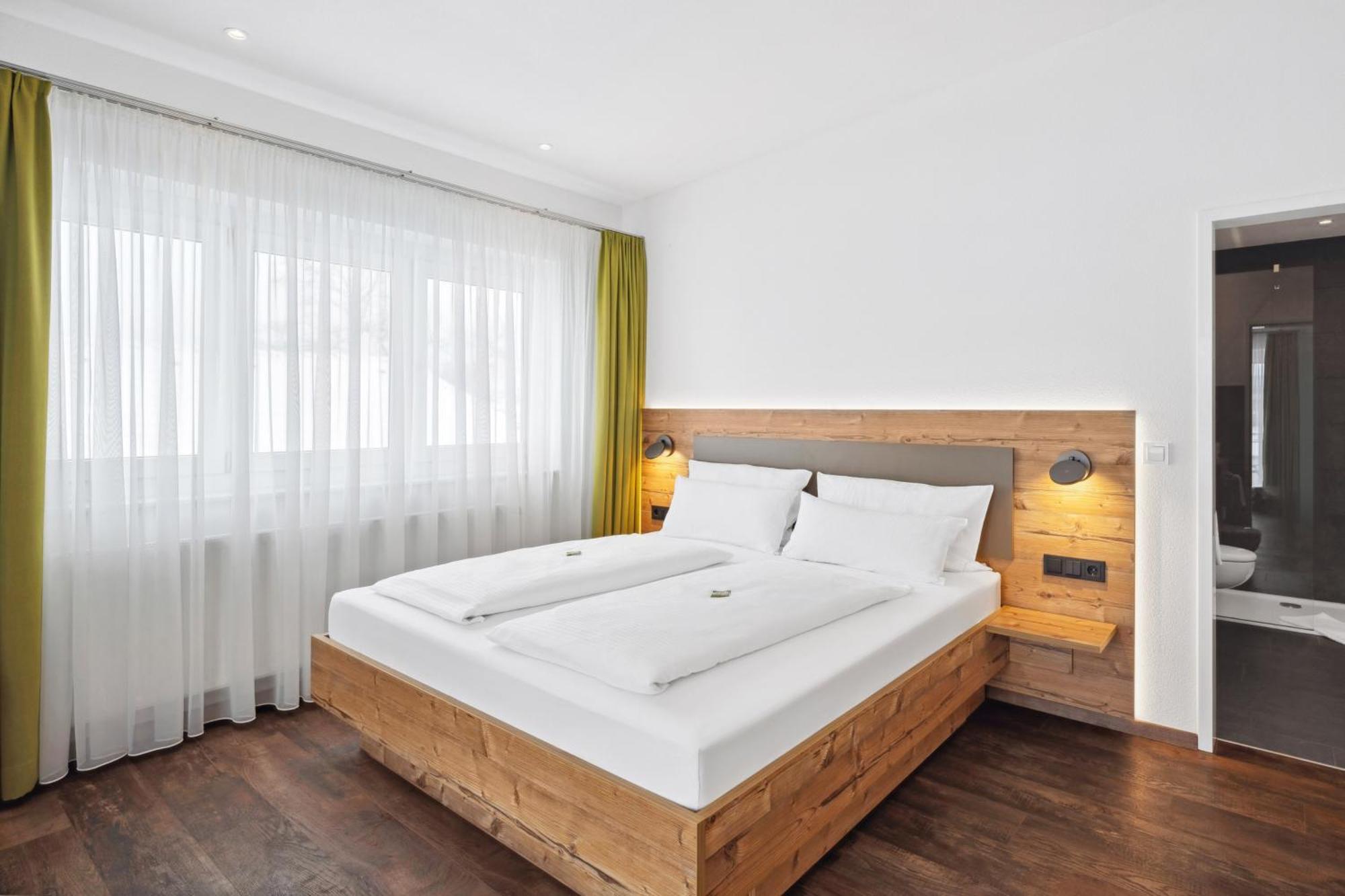 Hotel Zeppelin Лаупхайм Екстериор снимка