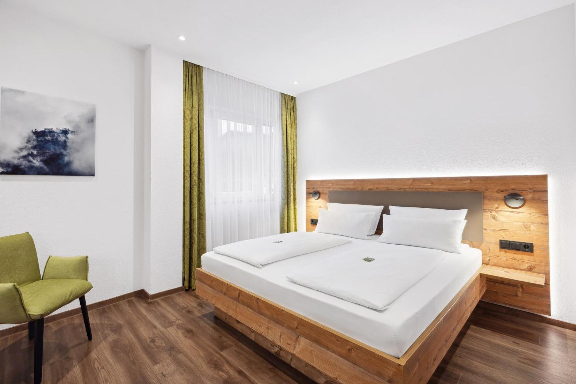 Hotel Zeppelin Лаупхайм Екстериор снимка