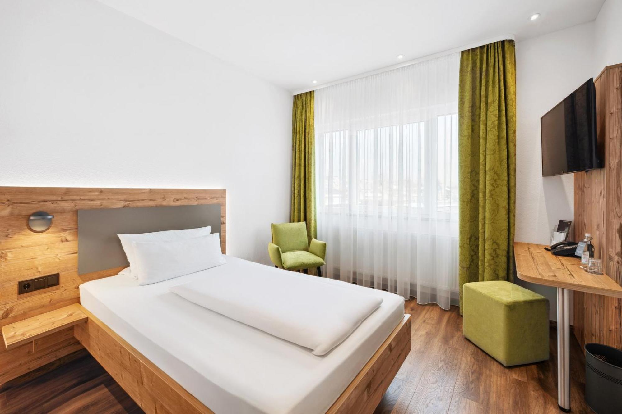 Hotel Zeppelin Лаупхайм Екстериор снимка