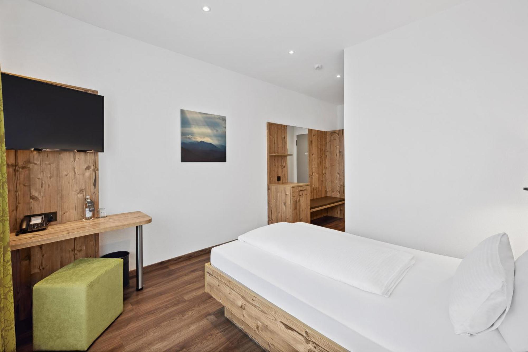 Hotel Zeppelin Лаупхайм Екстериор снимка