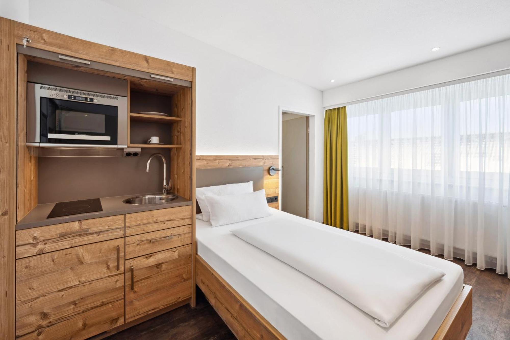 Hotel Zeppelin Лаупхайм Екстериор снимка