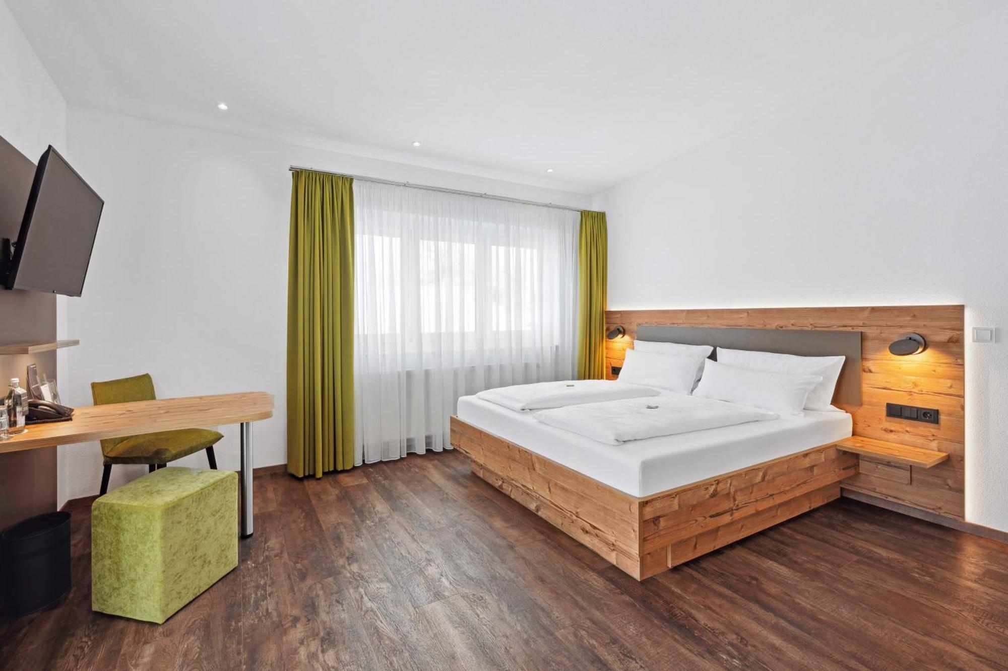 Hotel Zeppelin Лаупхайм Екстериор снимка