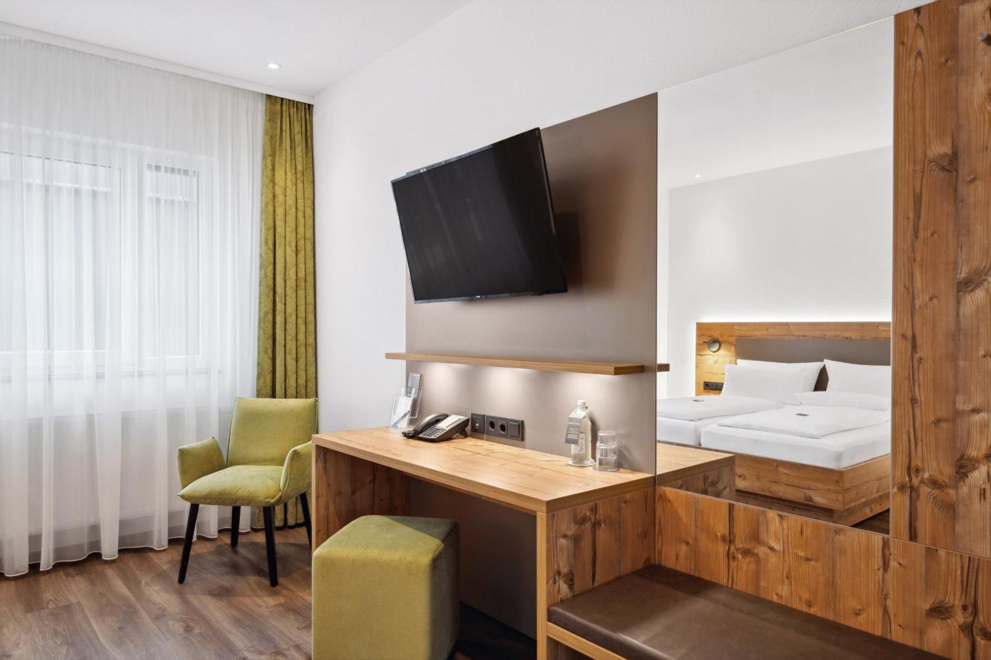 Hotel Zeppelin Лаупхайм Екстериор снимка