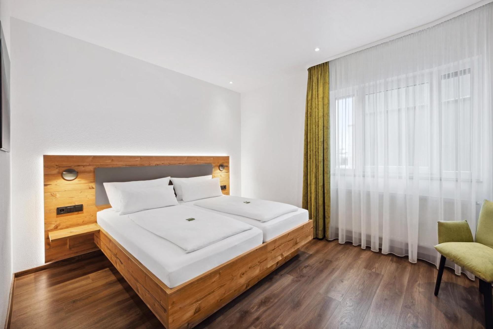 Hotel Zeppelin Лаупхайм Екстериор снимка
