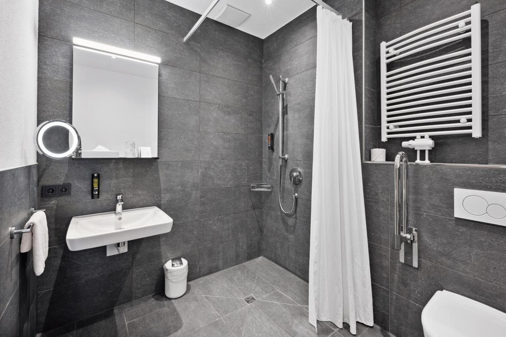 Hotel Zeppelin Лаупхайм Екстериор снимка