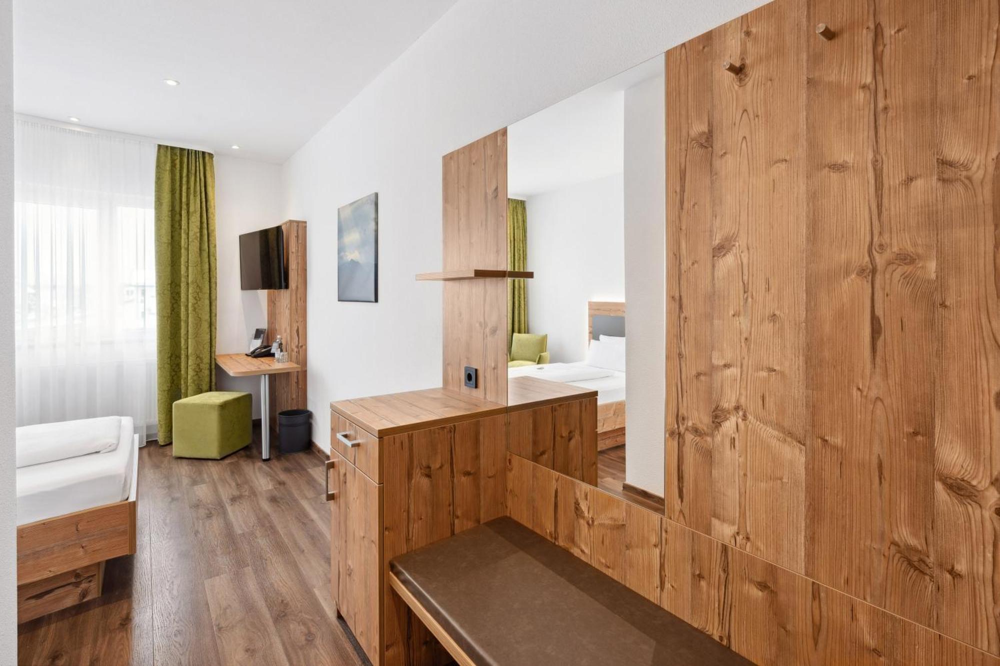 Hotel Zeppelin Лаупхайм Екстериор снимка
